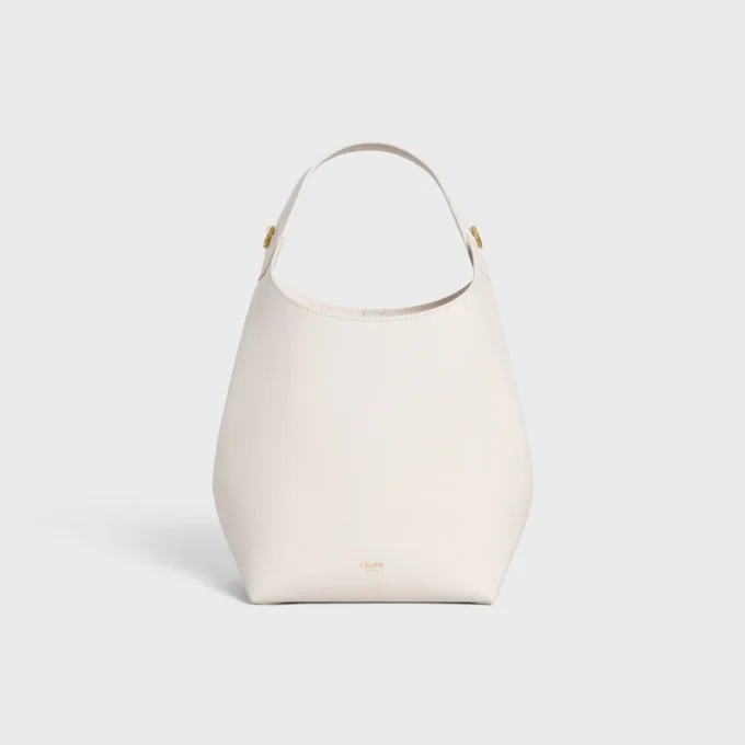 Kleine Hobo-Tasche aus geschmeidigem, glattem Kalbsleder Kleine Hobo-Tasche aus geschmeidigem, glattem Kalbsleder