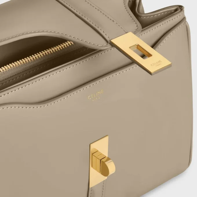 Kleine Tasche „16“ aus satiniertem Kalbsleder Kleine Tasche „16“ aus satiniertem Kalbsleder