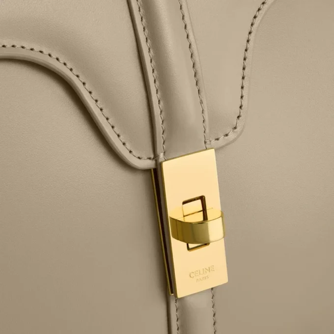 Kleine Tasche „16“ aus satiniertem Kalbsleder Kleine Tasche „16“ aus satiniertem Kalbsleder