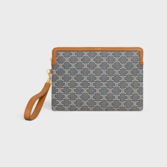 Kleine Tasche mit Riemen aus Cuir Triomphe mit durchgehendem Jacquard-Triomphe-Muster