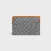 Kleine Tasche mit Riemen aus Cuir Triomphe mit durchgehendem Jacquard-Triomphe-Muster Kleine Tasche mit Riemen aus Cuir Triomphe mit durchgehendem Jacquard-Triomphe-Muster