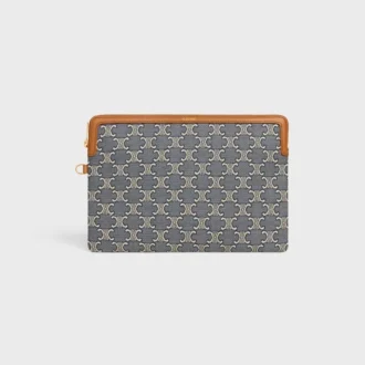 Kleine Tasche mit Riemen aus Cuir Triomphe mit durchgehendem Jacquard-Triomphe-Muster