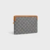 Kleine Tasche mit Riemen aus Cuir Triomphe mit durchgehendem Jacquard-Triomphe-Muster Kleine Tasche mit Riemen aus Cuir Triomphe mit durchgehendem Jacquard-Triomphe-Muster