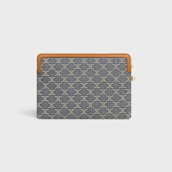Kleine Tasche mit Riemen aus Cuir Triomphe mit durchgehendem Jacquard-Triomphe-Muster Kleine Tasche mit Riemen aus Cuir Triomphe mit durchgehendem Jacquard-Triomphe-Muster