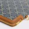 Kleine Tasche mit Riemen aus Cuir Triomphe mit durchgehendem Jacquard-Triomphe-Muster Kleine Tasche mit Riemen aus Cuir Triomphe mit durchgehendem Jacquard-Triomphe-Muster