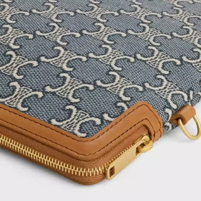Kleine Tasche mit Riemen aus Cuir Triomphe mit durchgehendem Jacquard-Triomphe-Muster Kleine Tasche mit Riemen aus Cuir Triomphe mit durchgehendem Jacquard-Triomphe-Muster