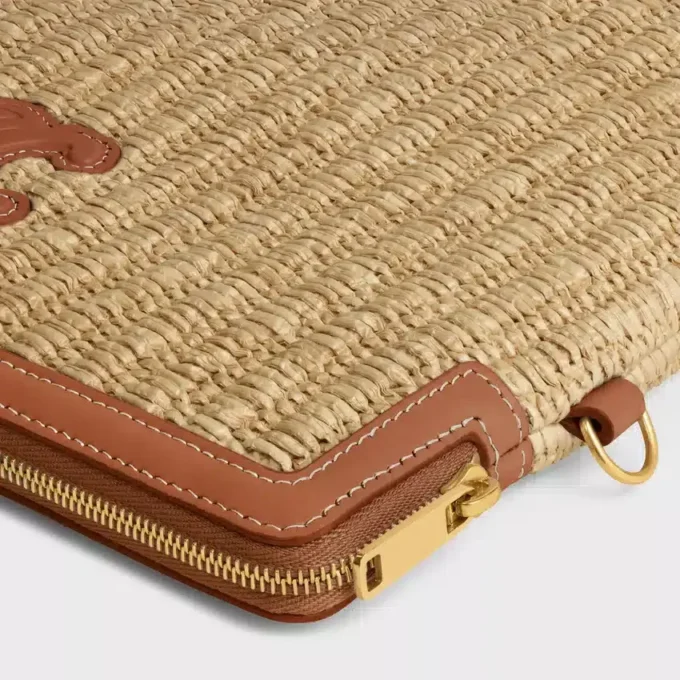 Kleine Tasche mit Riemen aus Textil in Raffia-Optik und Kalbsleder Kleine Tasche mit Riemen aus Textil in Raffia-Optik und Kalbsleder