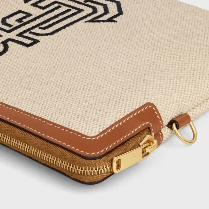 Kleine Tasche mit Riemen aus Textil mit Anker-Stickerei und Kalbsleder Kleine Tasche mit Riemen aus Textil mit Anker-Stickerei und Kalbsleder