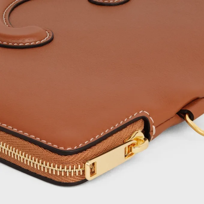 Kleine Tasche mit Riemen Cuir Triomphe aus glattem Kalbsleder Kleine Tasche mit Riemen Cuir Triomphe aus glattem Kalbsleder