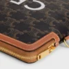 Kleine Tasche mit Riemen Cuir Triomphe aus Triomphe Canvas mit CELINE-Print Kleine Tasche mit Riemen Cuir Triomphe aus Triomphe Canvas mit CELINE-Print