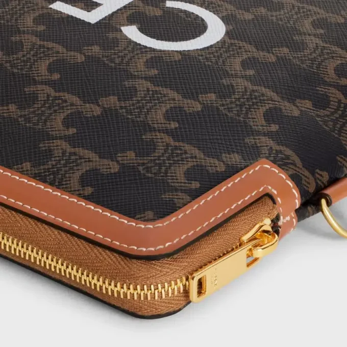 Kleine Tasche mit Riemen Cuir Triomphe aus Triomphe Canvas mit CELINE-Print Kleine Tasche mit Riemen Cuir Triomphe aus Triomphe Canvas mit CELINE-Print
