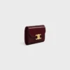 Kleine Triomphe-Brieftasche mit Klappe aus lackiertem Kalbsleder