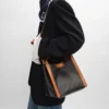 Kleine Würfeltasche aus Triomphe Canvas und naturbelassenem Kalbsleder Kleine Würfeltasche aus Triomphe Canvas und naturbelassenem Kalbsleder