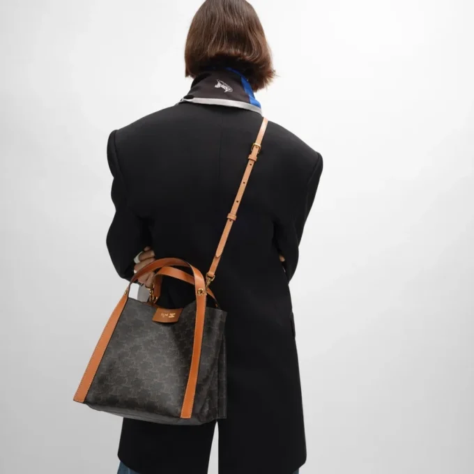 Kleine Würfeltasche aus Triomphe Canvas und naturbelassenem Kalbsleder Kleine Würfeltasche aus Triomphe Canvas und naturbelassenem Kalbsleder