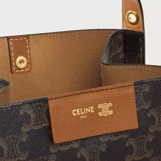 Kleine Würfeltasche aus Triomphe Canvas und naturbelassenem Kalbsleder Kleine Würfeltasche aus Triomphe Canvas und naturbelassenem Kalbsleder