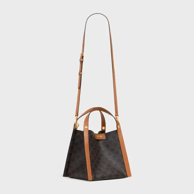Kleine Würfeltasche aus Triomphe Canvas und naturbelassenem Kalbsleder Kleine Würfeltasche aus Triomphe Canvas und naturbelassenem Kalbsleder