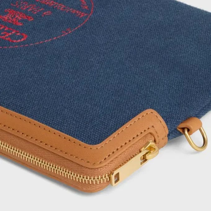 Kleiner Beutel mit Riemen Cuir Triomphe aus Textil mit Stickerei Kleiner Beutel mit Riemen Cuir Triomphe aus Textil mit Stickerei
