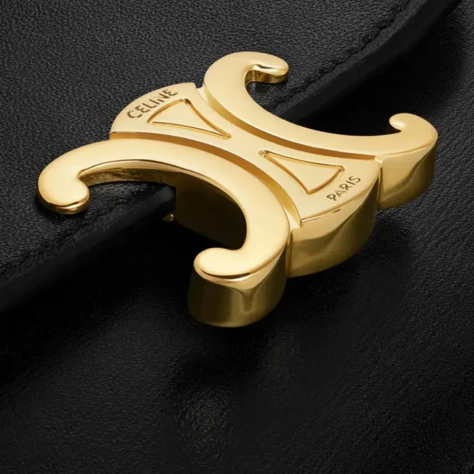 Langer Kartenhalter mit Klappe „Triomphe“ aus glänzendem Kalbsleder Langer Kartenhalter mit Klappe „Triomphe“ aus glänzendem Kalbsleder