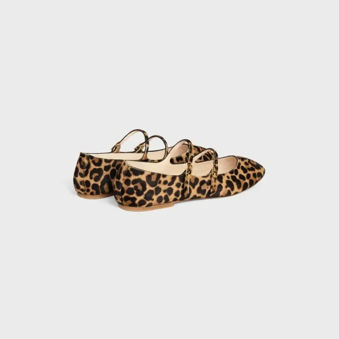 Les Ballerines CELINE Ballerinas mit doppeltem Riemen aus haarigem Kalbsleder mit Leopardenmuster