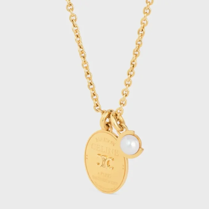 Les Perles CELINE Medaillon-Halskette aus Kunstharzperlen und Messing mit Goldfinish Les Perles CELINE Medaillon-Halskette aus Kunstharzperlen und Messing mit Goldfinish