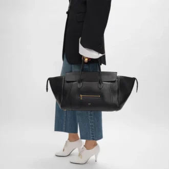 luggage aus genarbtem kalbsleder 2 1 330x330 - Luggage aus geschmeidigem, gl&auml;nzendem Lammleder