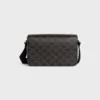 Messenger-Tasche mit Klappe aus Triomphe Canvas und Kalbsleder Messenger-Tasche mit Klappe aus Triomphe Canvas und Kalbsleder