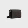 Messenger-Tasche mit Klappe aus Triomphe Canvas und Kalbsleder Messenger-Tasche mit Klappe aus Triomphe Canvas und Kalbsleder