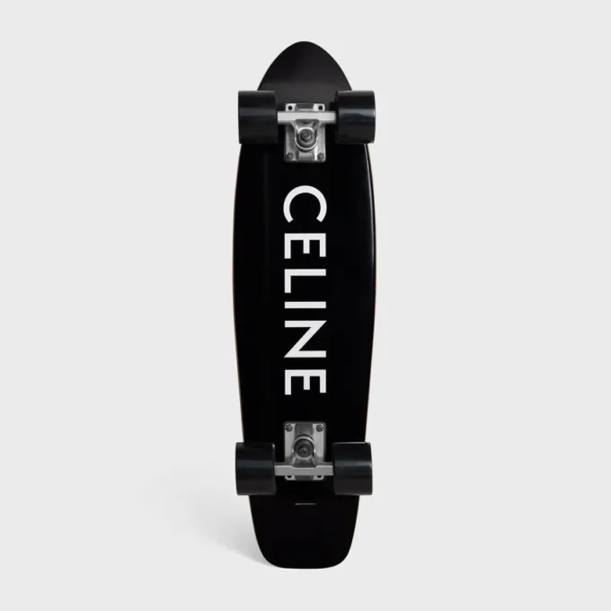 Mini-Cruiser aus Holz mit CELINE-Aufdruck