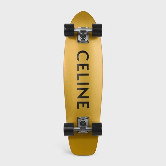 Mini-Cruiser aus Holz mit CELINE-Aufdruck