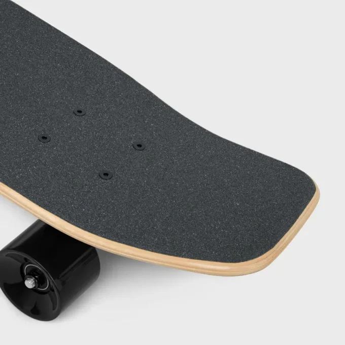 Mini-Cruiser aus Holz mit CELINE-Aufdruck
