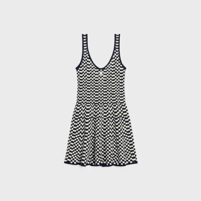 Mini-Skaterkleid aus gehäkelter Baumwolle Mini-Skaterkleid aus gehäkelter Baumwolle
