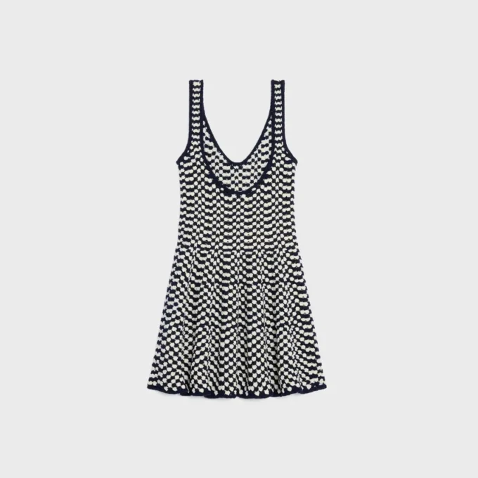 Mini-Skaterkleid aus gehäkelter Baumwolle Mini-Skaterkleid aus gehäkelter Baumwolle