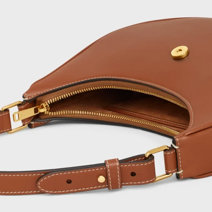 Mittlere Ava Triomphe-Tasche aus glattem Kalbsleder