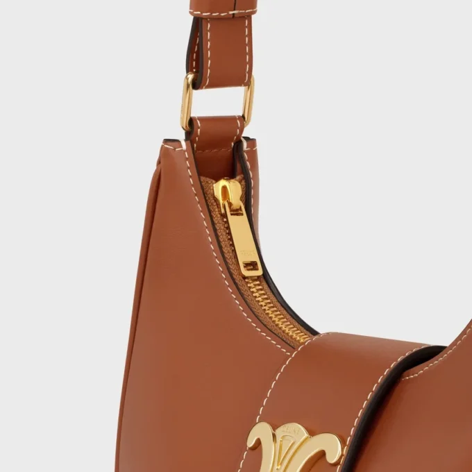 Mittlere Ava Triomphe-Tasche aus glattem Kalbsleder
