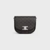 Mittlere Besace Triomphe aus Triomphe Canvas und Kalbsleder Mittlere Besace Triomphe aus Triomphe Canvas und Kalbsleder