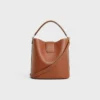 Mittlere Bucket Louise aus glattem Kalbsleder Mittlere Bucket Louise aus glattem Kalbsleder