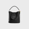 Mittlere Bucket Louise aus glattem Kalbsleder Mittlere Bucket Louise aus glattem Kalbsleder