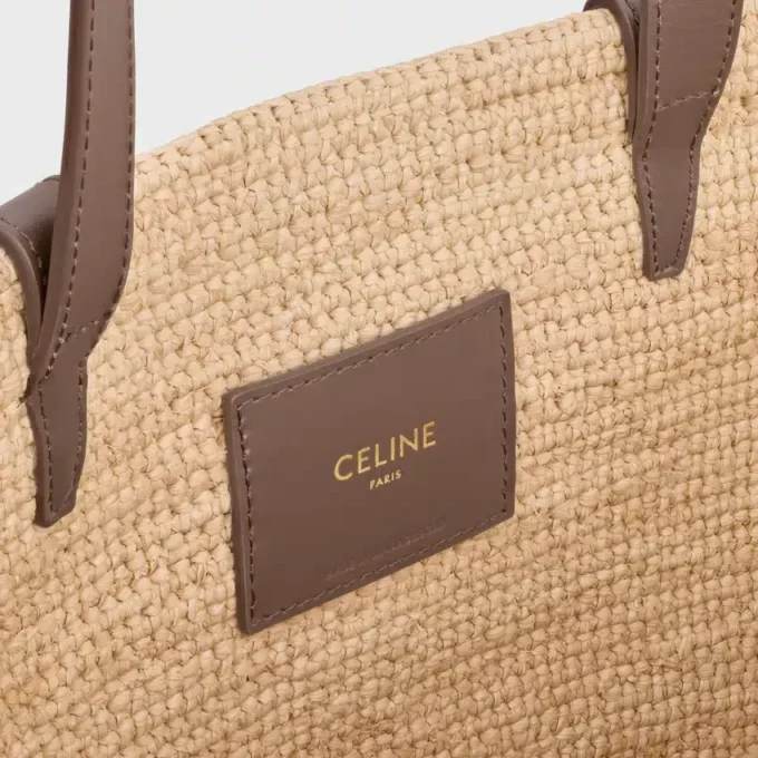 Mittlere, geschmeidige CELINE Classic Panier aus Raffia und Kalbsleder Mittlere, geschmeidige CELINE Classic Panier aus Raffia und Kalbsleder