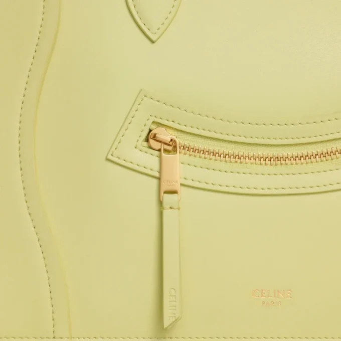 Mittlere Tasche aus glänzendem Kalbsleder Mittlere Tasche aus glänzendem Kalbsleder