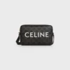 Mittlere Umhängetasche aus Triomphe Canvas mit CELINE-Print Mittlere Umhängetasche aus Triomphe Canvas mit CELINE-Print