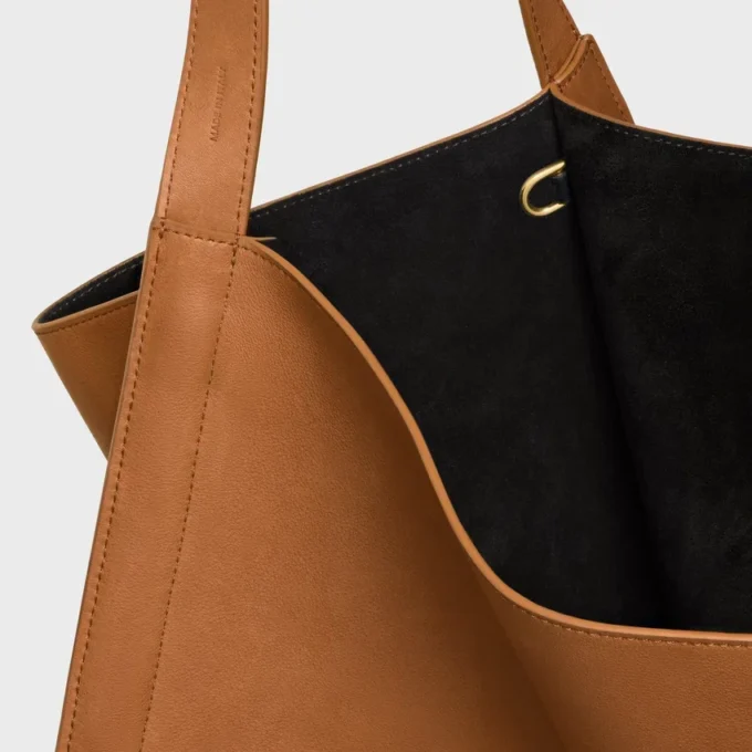 Mittlere Würfeltasche aus geschmeidigem Kalbsleder Mittlere Würfeltasche aus geschmeidigem Kalbsleder