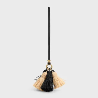 Multi-Pompon-Anhänger aus Raffia und glattem Lammleder