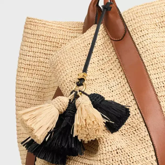 Multi-Pompon-Anhänger aus Raffia und glattem Lammleder