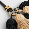 Multi-Pompon-Anhänger aus Raffia und glattem Lammleder