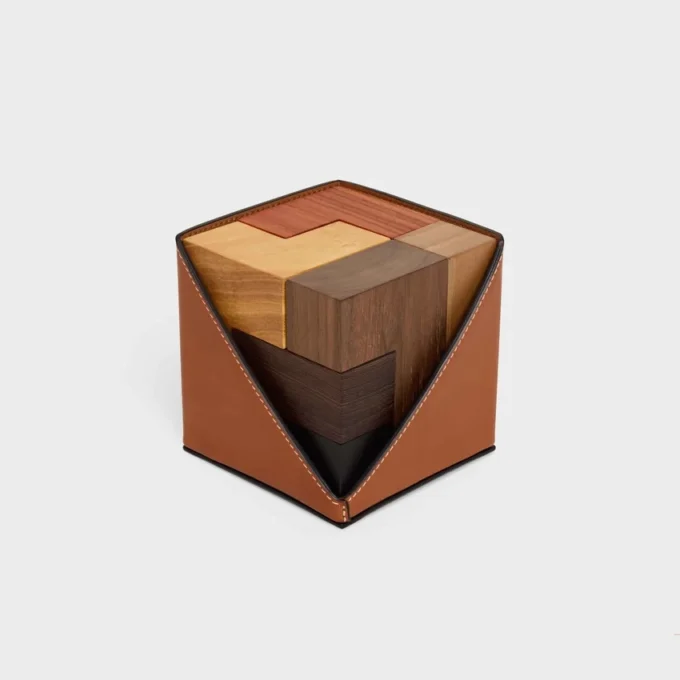 Puzzle-Würfel in Holz und Etui aus naturbelassenem Kalbsleder Puzzle-Würfel in Holz und Etui aus naturbelassenem Kalbsleder