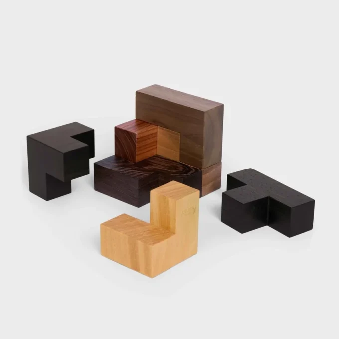 Puzzle-Würfel in Holz und Etui aus naturbelassenem Kalbsleder Puzzle-Würfel in Holz und Etui aus naturbelassenem Kalbsleder