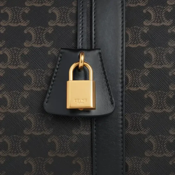 Reisetasche aus Triomphe Canvas und Kalbsleder Reisetasche aus Triomphe Canvas und Kalbsleder