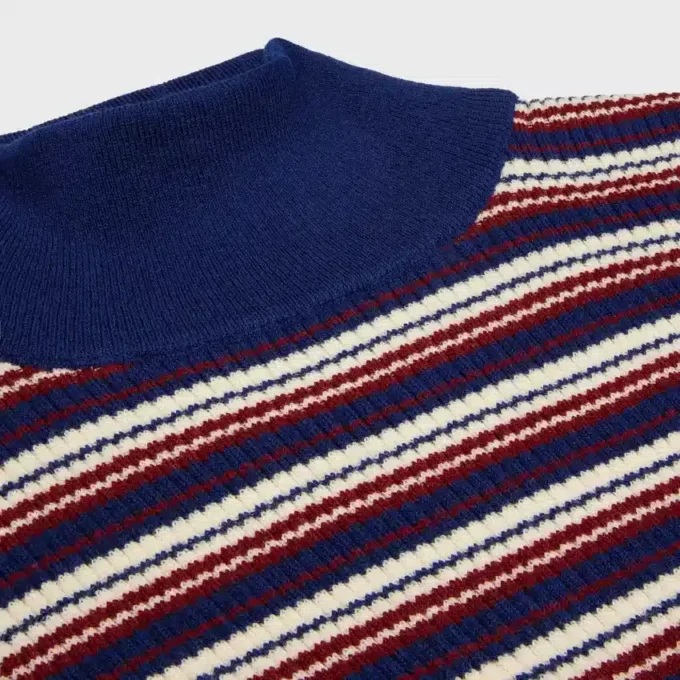 Rollkragenpullover aus gestreifter, gerippter Wolle
