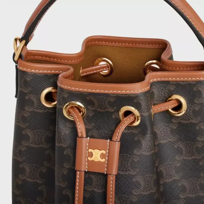 Teen Clara Tasche aus Triomphe Canvas und Kalbsleder Teen Clara Tasche aus Triomphe Canvas und Kalbsleder