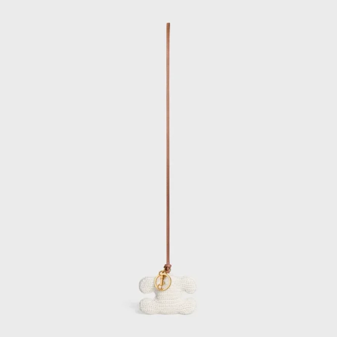 Triomphe Pom-Pom-Schlüsselanhänger aus gehäkelter Baumwolle mit Goldverzierung Triomphe Pom-Pom-Schlüsselanhänger aus gehäkelter Baumwolle mit Goldverzierung